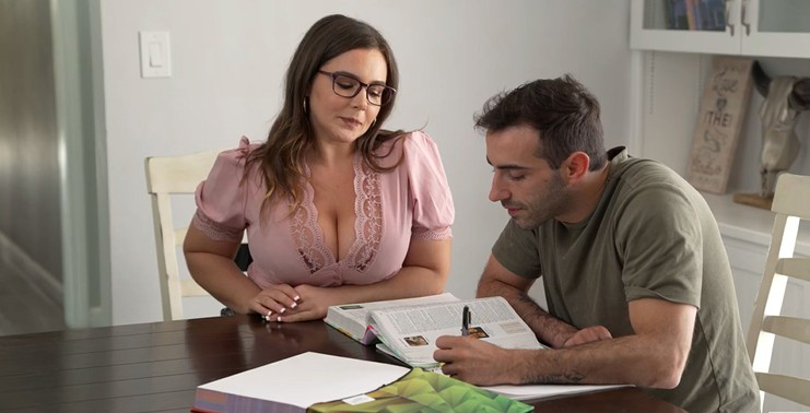  Une prof aux gros seins séduit un mec à la maison 