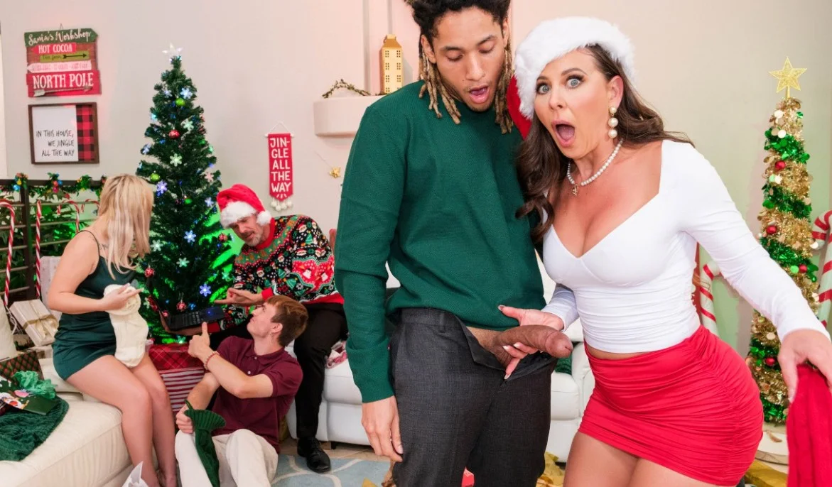 Brazzers Exxtra - Cherie Deville et Rylee Blake - MILF pilonnée avec la joie de Noël 1080p