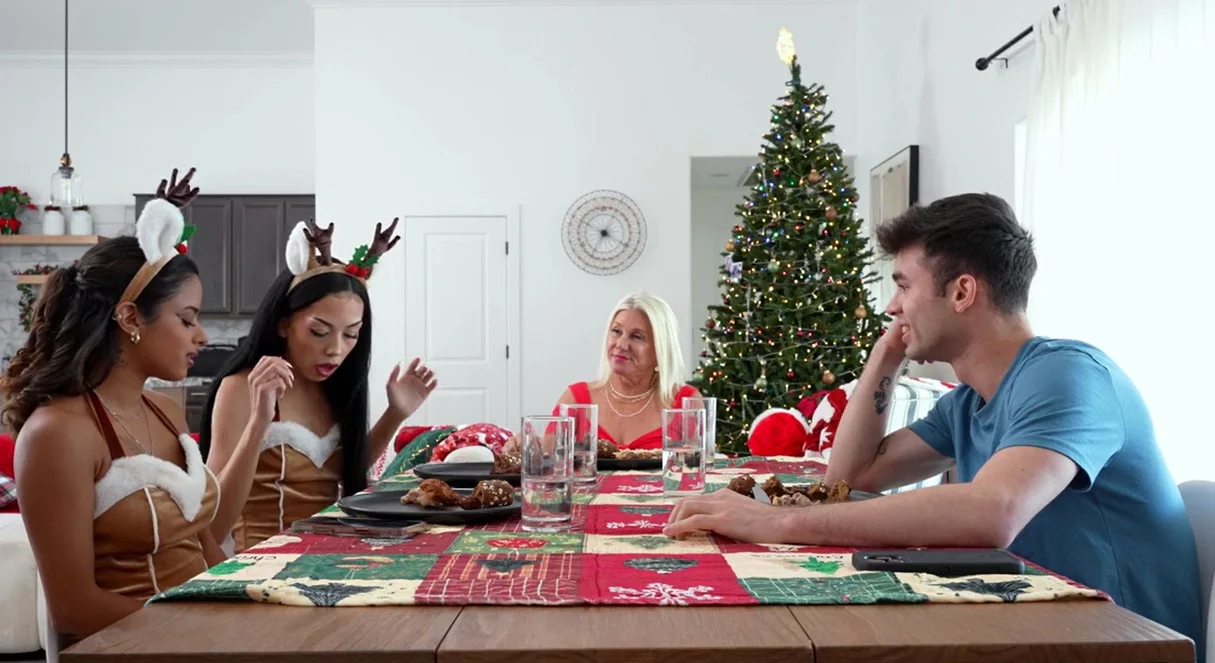 StepSiblingsCaught - Bianca Bangs, Isabella Jules - Im Going To Ride You Like A Reindeer Stepbro